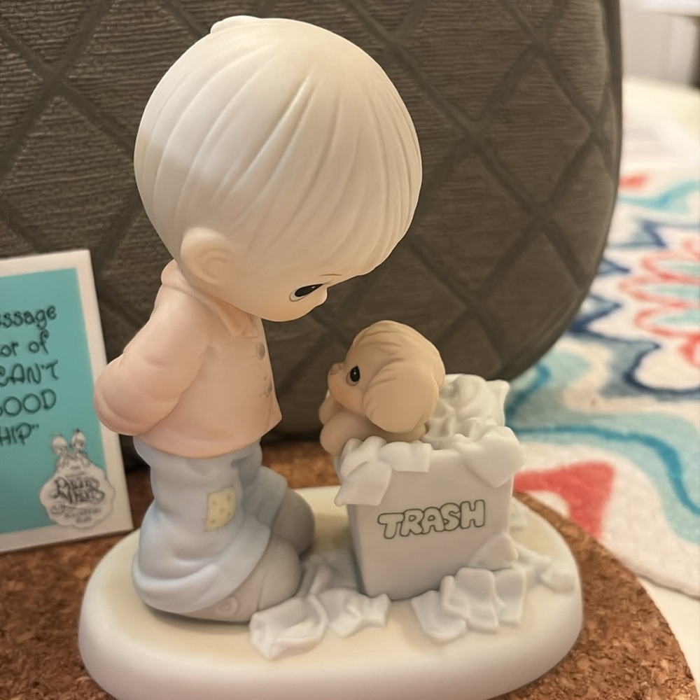 Precious Moments Members Only Figurine “You Just Can’t Chuck A Good Friendship” - Picture 5 of 6